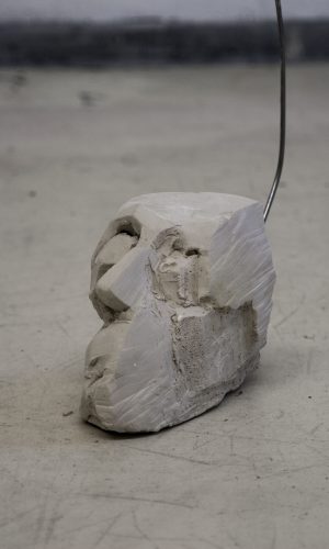 Kopf und Fuß, 2023, 7.5 x 20 x 92.5cm, Ton, Rundstahl 4mm (Detail Nr.1)