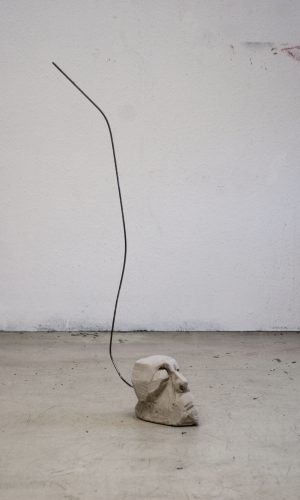 Kopf und Fuß, 2023, 7.5 x 20 x 92.5cm, Ton, Rundstahl 4mm (Detail Nr.2)