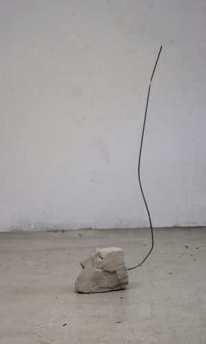 Kopf und Fuß, 2023, 7.5 x 20 x 92.5cm, Ton, Rundstahl 4mm (Detail Nr.3)