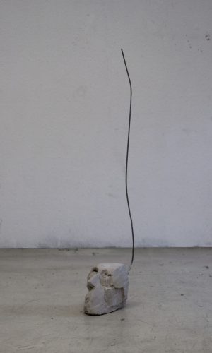 Kopf und Fuß, 2023, 7.5 x 20 x 92.5cm, Ton, Rundstahl 4mm